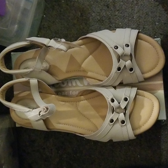 Thomas McCann sandals - Picture 1 of 2